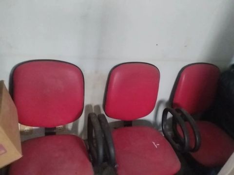3 Cadeiras Vermelhas - em bom estado sem rasgões 