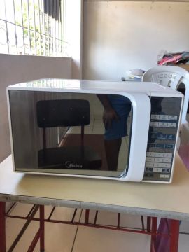 Micro-ondas Midea espelhado 20L