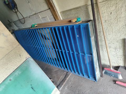 Porta de aço gradeada azul , medida 2.60x1.0, são 4 folhas de vídro.