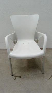 Cadeira Branca de Plástico