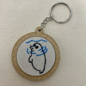 Chaveiro fofo de foca bordado