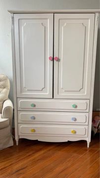 IMPERDÍVEL- Quarto infantil. Guarda-roupa e cômoda em excelente estado 