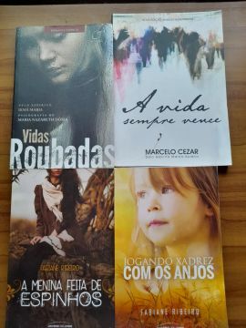 Livros diversos.