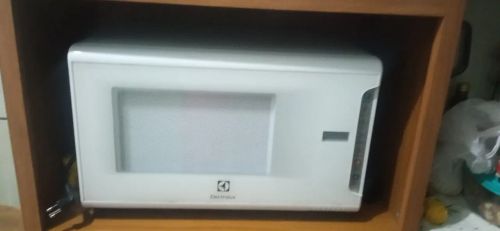 Micro-ondas Electrolux branco