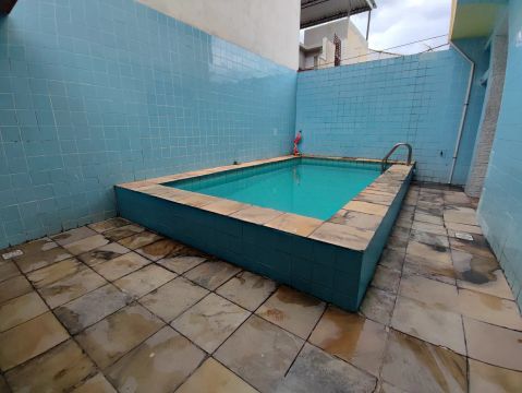 CASA 01 SUÍTE, 03 DORMITÓRIOS, TRIPLEX EM PONTO ESTRATÉGICO EM NILÓPOLIS.