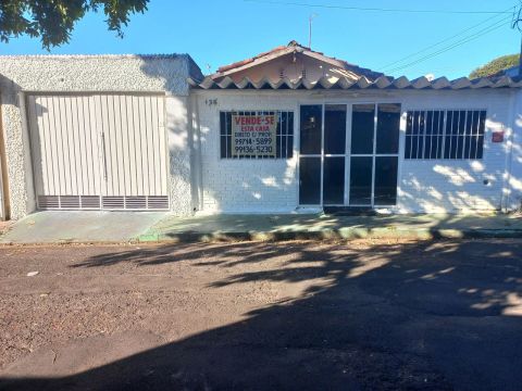 Vende-se casa grande