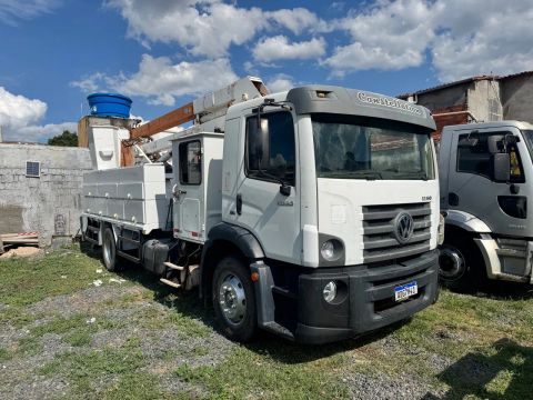 Caminhão VW 13.190 (2015) com cesto aéreo SKY