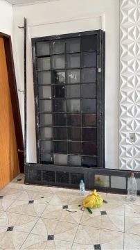 Porta de ferro com grade