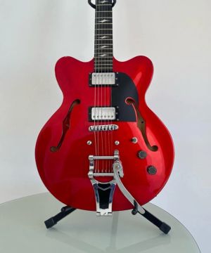 Guitarra Tagima Seattle com ponte tremolo e tarraxas Guyker