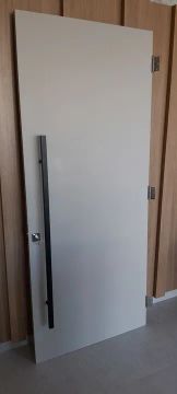 Porta em MDF com puxador preto, dobradiças e fechadura 