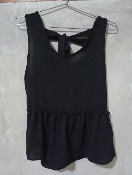 Vestido preto com laço nas costas