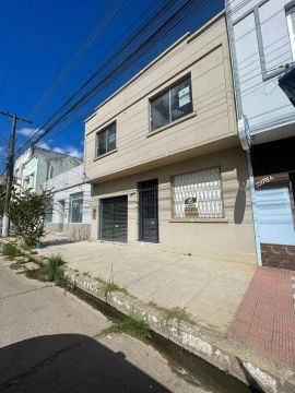 Sobrado à venda ou aluguel no Centro, Pelotas, RS: 130 m² de área útil, 3 dormitórios, 2 s