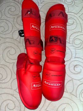 Par de Protetores de Canela e Pé para Karatê- Arawaza- Tamanho M- Vermelhas- WKF APPROVED
