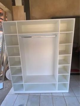 Armário/Closet Branco com Prateleiras 