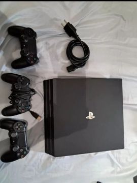 Playstation 4 Pro usado com 3 controles e 12 jogos 