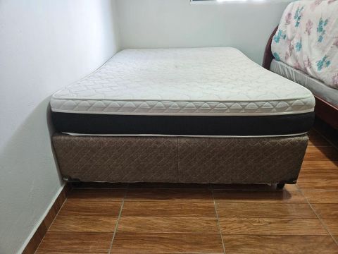 Cama box com colchão completas em bom estado