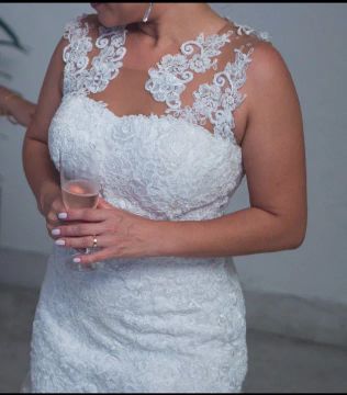 Vestido de noiva com véu e sapato 