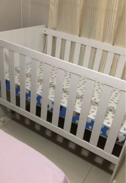 Berço branco para bebê
