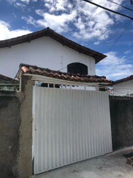 Casa ampla com boa iluminação, ventilação e localização.