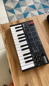 Akai MPK Mini Play usado