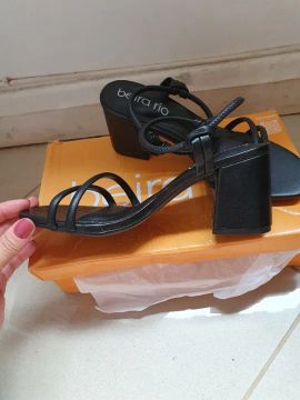 Vendo Sandália preta número 34 - leia o anúncio