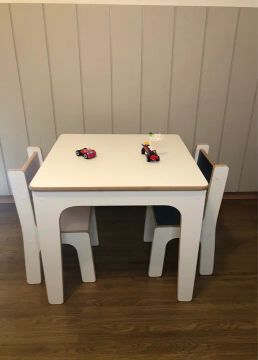 Mesa infantil com  duas cadeiras 