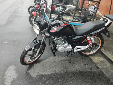 Suzuki GSRi 150 - Preta