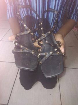 Sandália preta com picos dourado usou  2 vezes