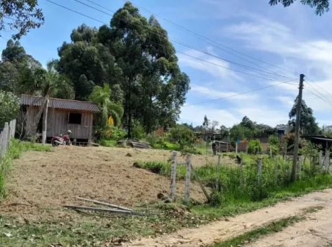 Vendo terreno com casa, 650m2, casa de madeira.