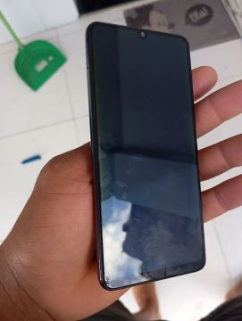 Smartphone Android em ótimo estado e com um pequeno trinco na tela, acompanha carregador.