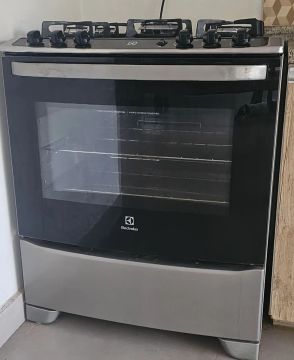 Fogão Electrolux seminovo