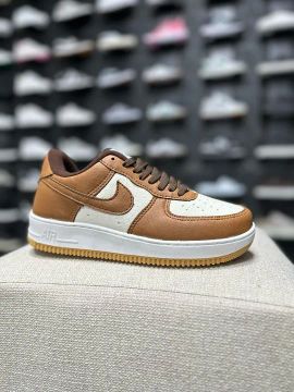 Tênis Marrom e Branco Nike Air Force 1 Low 