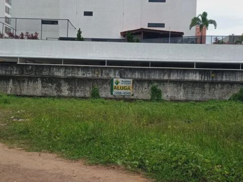 Um terreno amplo de esquina com duas ruas no bairro Jardim Oceania.