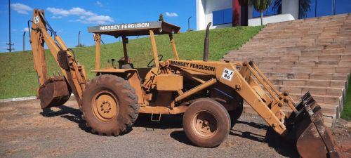 Retro Escavadeira Massey Fergusson MF86 ano 1981 tração 4x2