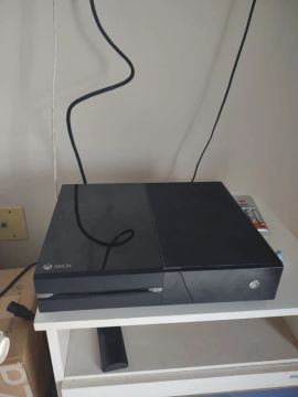 Xbox One com 1 controle original acendendo luz laranja da fonte