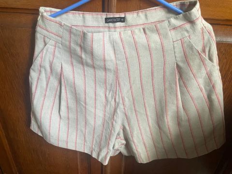 Short listrado feminino