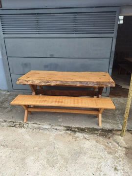 Mesa de Jantar de Madeira Maciça
