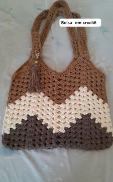 Bolsa em crochê marrom, bege e branca