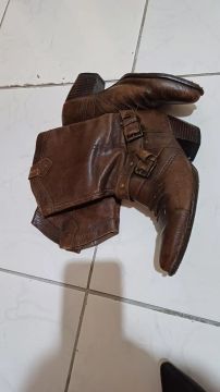 Botas de Couro Marrom