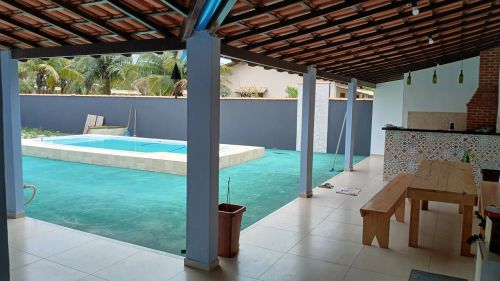 Casa com piscina três quartos sendo um suíte, para até 10 pessoas,