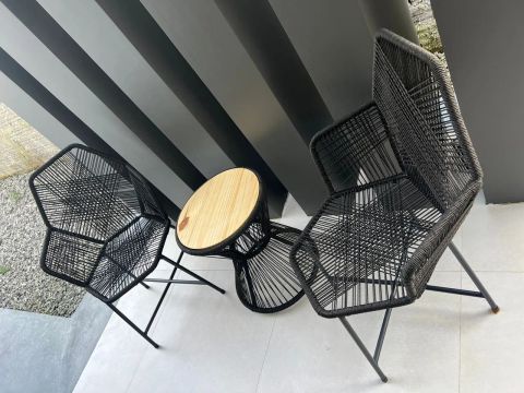 Conjunto de cadeiras tropicalias e mesa de centro 