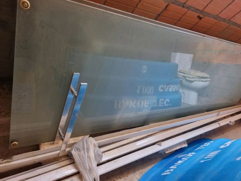 Porta de vidro temperado com puxador em aço inox