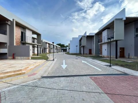 Condomínio de Casas com 4 Suites e amplo Quintal| Lazer Completo| Pronto para morar
