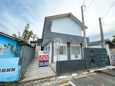 Casa com kitnets a venda proximo ao shopping Balneário em Balneário Camboriú/SC
