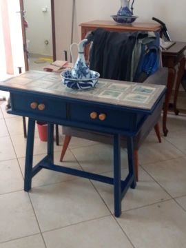Aparador Azul com Detalhes em Madeira