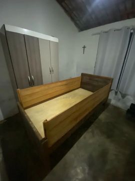 Cama de madeira em ótimo estado