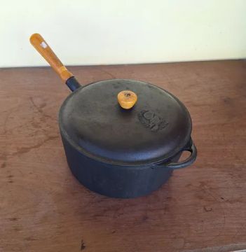 PANELA DE FERRO FUNDIDO MARCA "PANELA DA VOVÓ" N°260 EM EXCELENTE ESTADO.