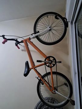 Bicicleta laranja sem marcha