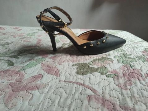 Sandália feminina preta com spikes