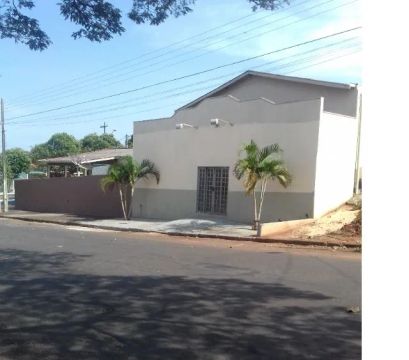 casa com salão comercial de esquina no centro